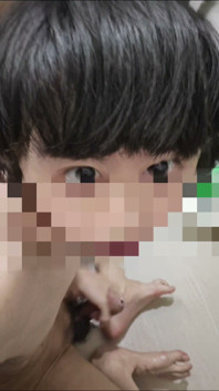 귀여운 남자가 사정 후 모자이크 얼굴로 자위하며, 표정은 매우 귀엽고 하얀 액체가 사정됩니다