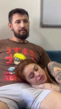 La Coinquilina Dai Capelli Rossi Succhia Silenziosamente in Grembo E Si Svuota Sperma Densa Sul Viso