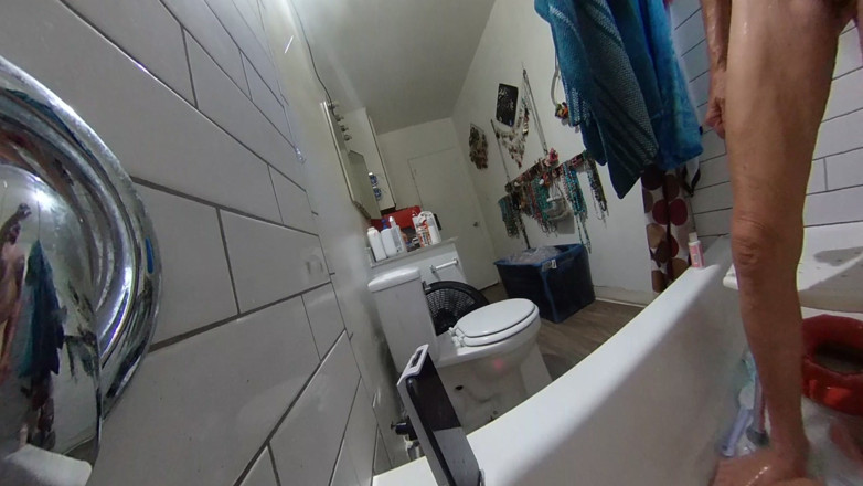 Lizzy Yum: Lizzyyum VR, juillet 2026, masturbation dans le bain