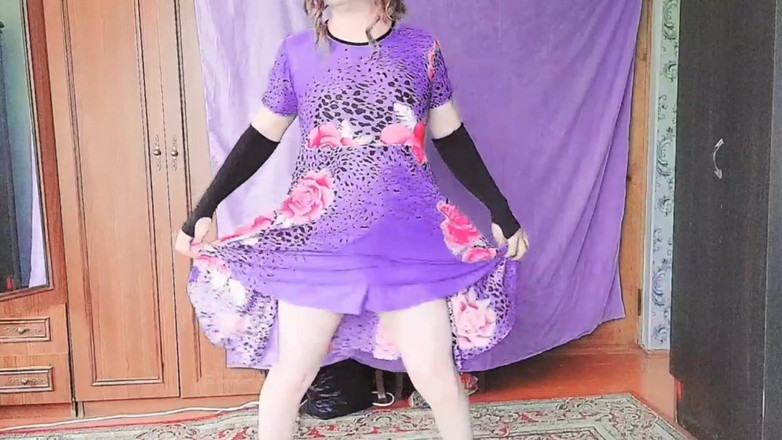 Kitty_Cross: Nádherná Femboy zíralá na kameru se zasněnýma očima