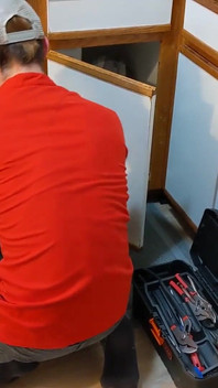 Sr. conserta o reparo da pia da bunda