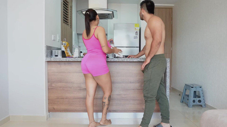 Fred_Nunexx: おっと!!私は彼女の目の前で友達の彼氏とセックスしました。彼女は昼食の準備をしているのです