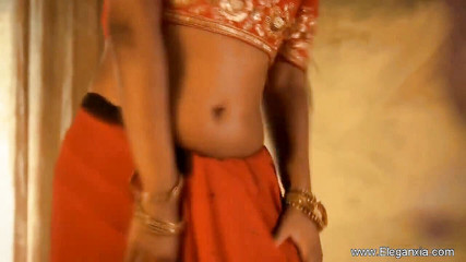 Eleganxia: Vynikající indická holka olejuje v koupelně