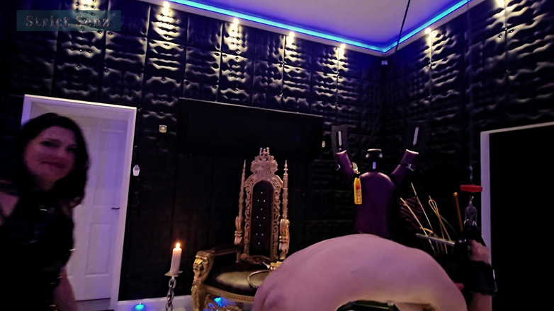 Strict Senz: Lady Zara Hard Ballbusting Knie Trappen Zware Balknijpende CBT