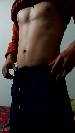 Gangbang straight: Era a casa da sola e mi è goduto il ditalino...