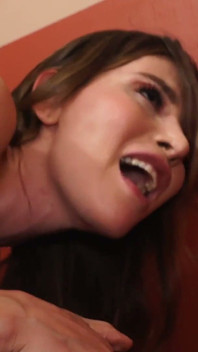 Korra del Rio va dans un glory hole