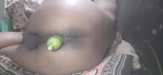 Desi mencoba mentimun untuk kegembiraan anal
