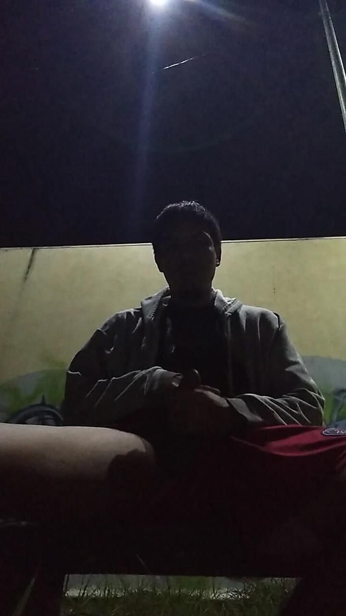 AlexAlejandro13: Kein warmes hemd, mann im park mit nur pullover, der...