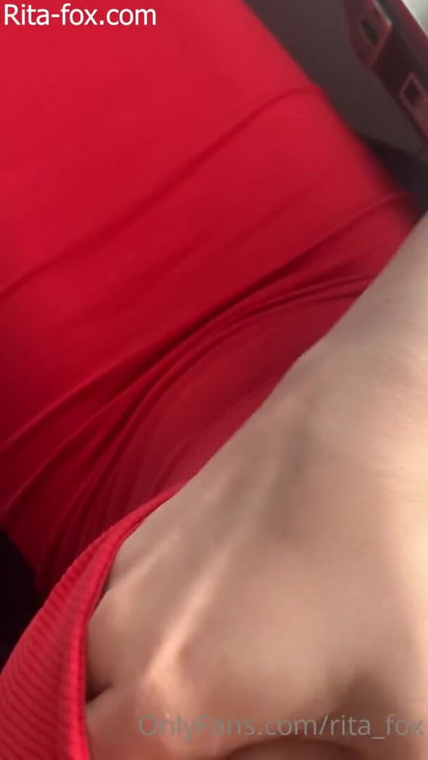 SugarNadya: Je joue avec ma chatte pendant que le passager à côté...