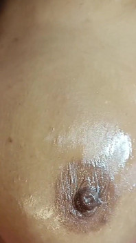 Zwarte babe werd geolied door haar buurman en masseerde met een happy end