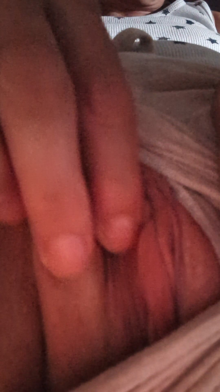 Jamponie Sexy Hot Milf: Menyelinap diam-diam mainin jari tante seksi ini sendirian