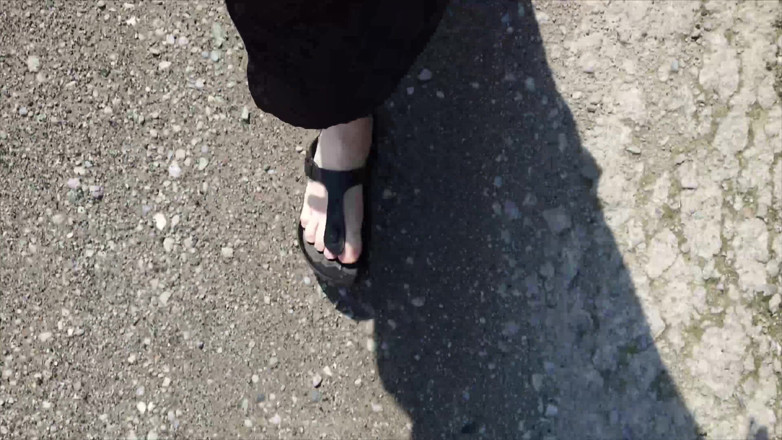 Footfetish: Açık hava siyah kaftanla ve çıplak ayakla siyah Birkenstock'larda