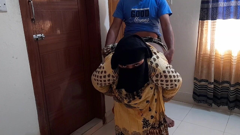 Aria Mia: Culo grosso musulmano e tette enormi