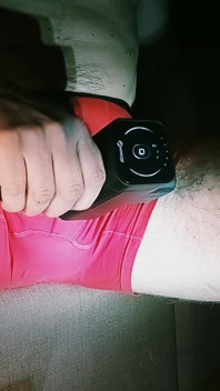 Se corre en bragas! Masturbación con un vibrador a través de bragas rojas!