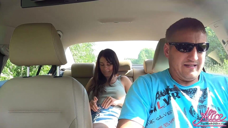Alice KellyXXX: Brunette beloning taxichauffeur pijpbeurt en harde ruige seks - binnen klaarkomen