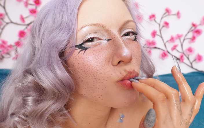 Vasya Sylvia: Blonda atrăgătoare se joacă cu ea și o lustruiește până la...