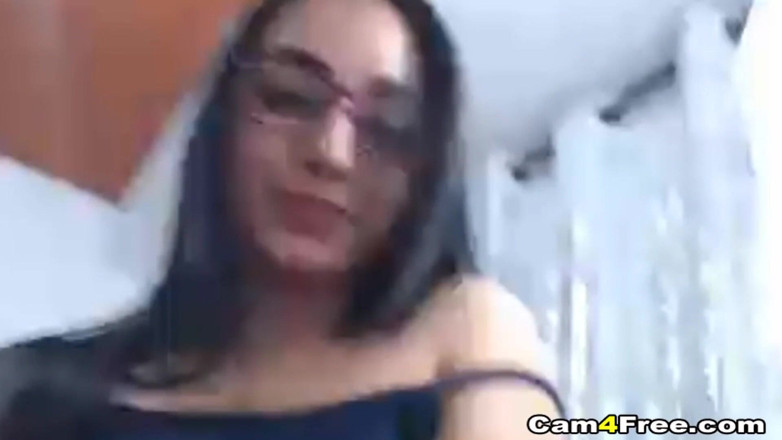 Cam for free: Selvagem morena mostra sua buceta molhada ao vivo