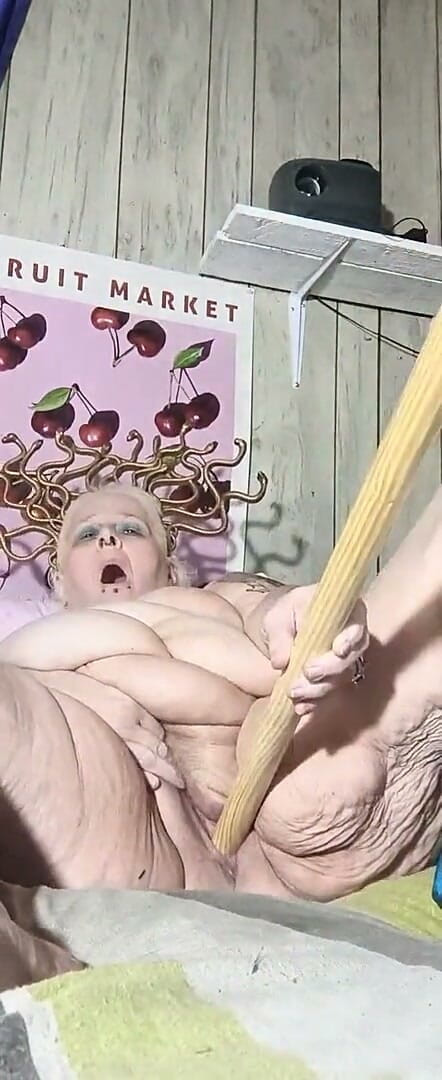 HerculesnVENUS: Medusa geil en neukt die bezemstok