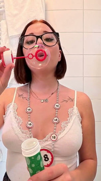 Niente mutandine no reggiseno più calda vera ragazza del college in bagno mostra figa stretta e culo