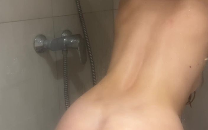 Stella Cardo: シャワーを浴びているポルノ女優を覗き見したいですか?