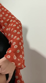 Ragazza che si sditalina dopo le lezioni