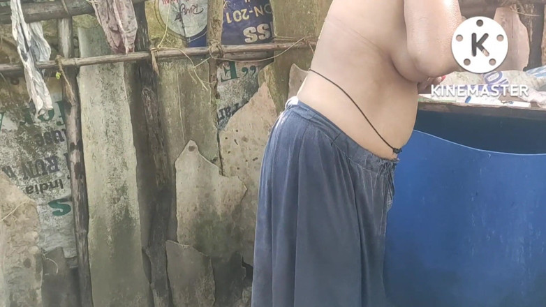 Anita yadav: Isteri rumah India bermandi di luar yang cantik