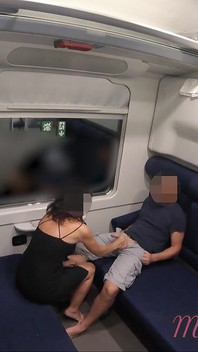Esibizione cazzo in treno - la ragazza si masturba e succhia un grosso cazzo in pubblico e sperma in bocca - misscreamy