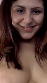 Sexy milfka a teenagerka jsou ošukané do kundičky obrovskými ptáky v garáži a v posteli
