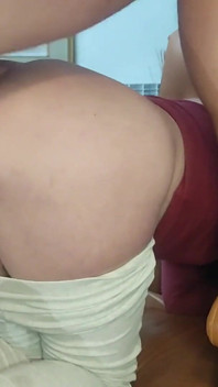 Eu gosto tão forte e profundo na minha bunda grande! Doloroso! Me faça gritar! Madrasta geme e implora por porra
