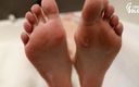 Czech Soles - foot fetish content: Dita seksi lagi mandi sambil pamer kaki