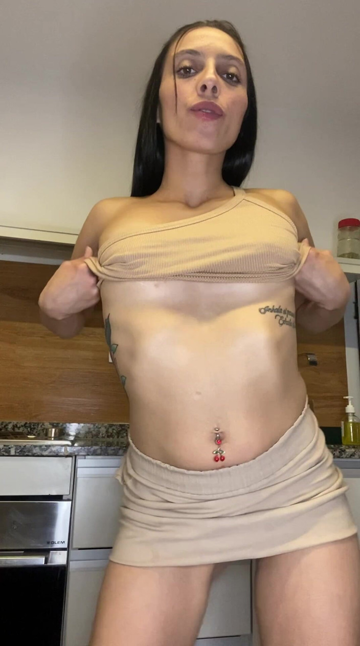 Lynn Scream: Prostituta Fica Nua Na Cozinha!!