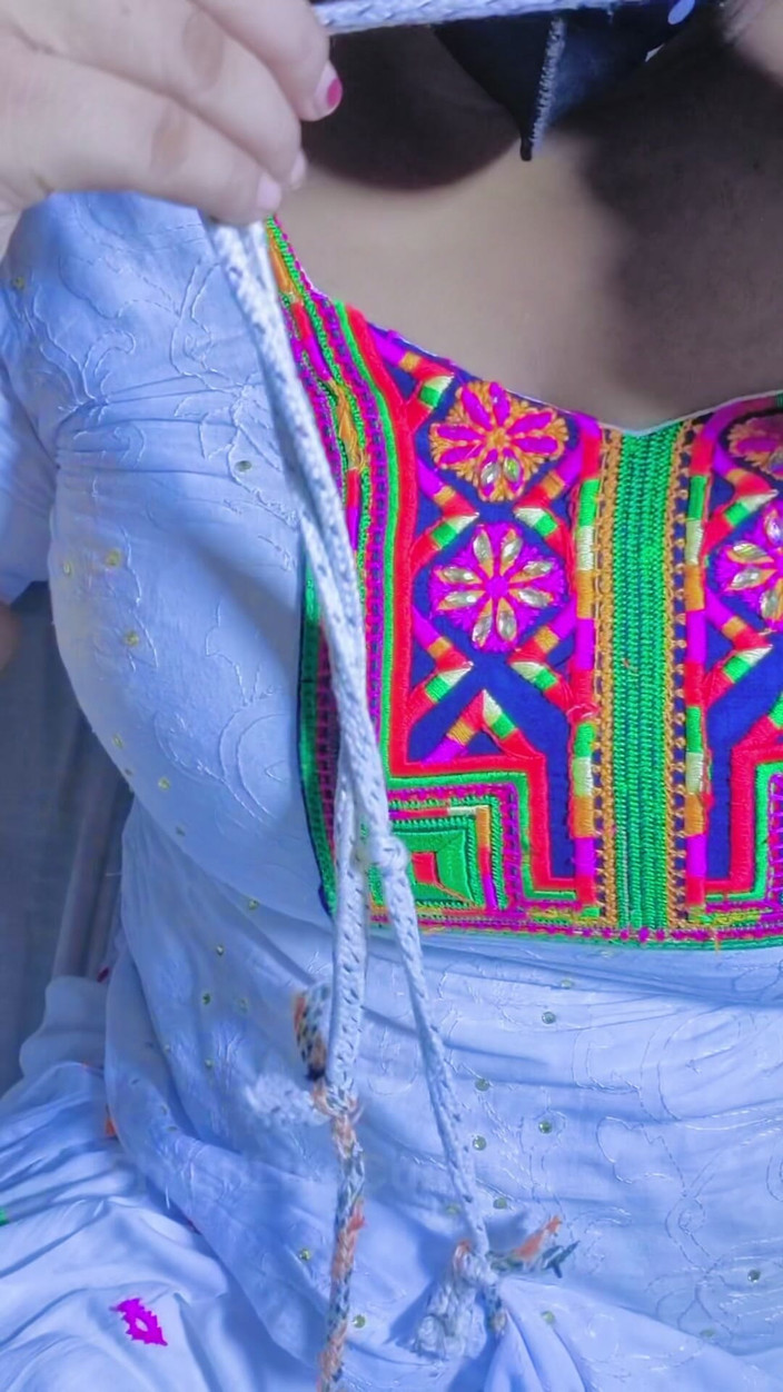 ShrutiLiveCum: Bílé šaty, indická desi macecha, nadržená nálada, 9 palců dildo kundička uvnitř...