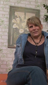 Milf mit rasierter muschi genießt es allein, während sie gefilmt wird - 2