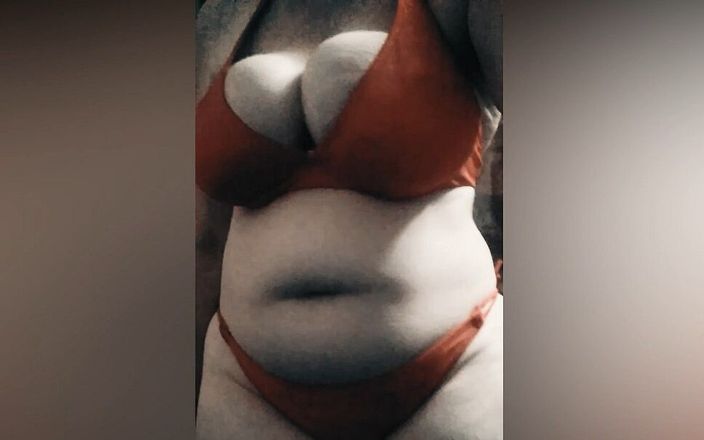 Mom Amara: Une vraie belle-mère de 57 ans montre son nouveau bikini, partie 1