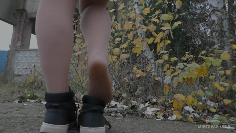 Mistress Legs: Outdoor-nylonbeine mit herbstlauben