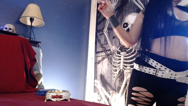 Abby Anna: Halloween Thrill yang suka bermain merokok