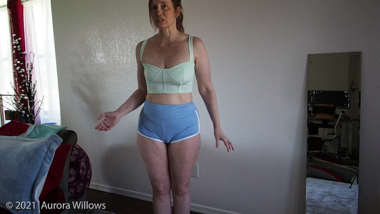 Aurora Willows: Senaman seluar pendek cameltoe