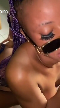 Pequena gata provocando é fodida com força