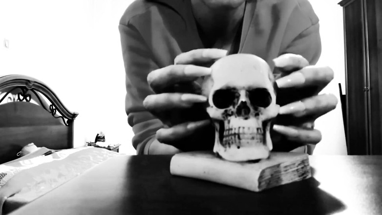 Bergami Melissa: काले और सफेद रंग में नाखून खड़ा करना