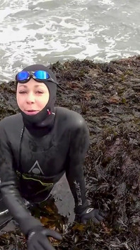 Rubberen strandont ontmoeting: Lucy's neopreen poesje met een vreemde