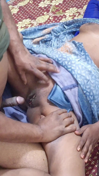 Indická desi manželka v domácnosti stříká do sexy kundičky tvrdé šukání a udělej se dovnitř