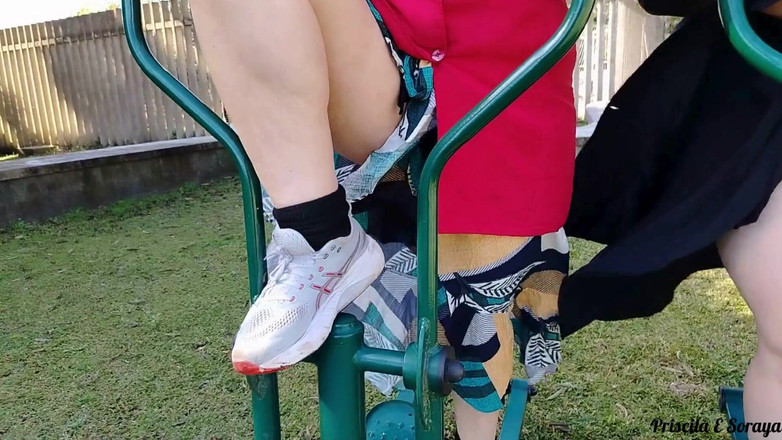 Priscila: 我的继母和继妹让我记录他们在锻炼时在户外炫耀