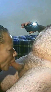 Matură cu înghițire de spermă - pe genunchi îmi suge pula