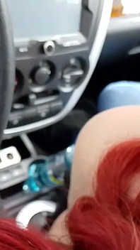 Sou uma vadia russa, fazendo um boquete topless em um carro em um estacionamento público!