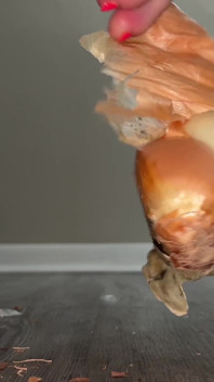 Schiaccia con il piede la cipolla 4k piedi video