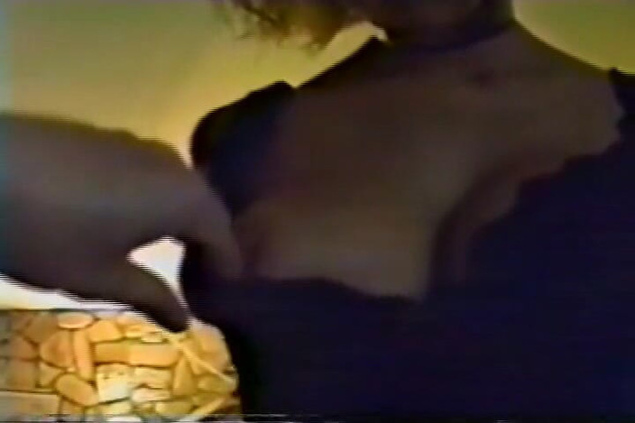 Club of Bondaged Babes: Schätzchen in handschellen spielt mit ihrer engen muschi