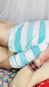 Bhabhi làm cho anh rể kế của cô ấy hạnh phúc khi đụ âm hộ của cô ấy, âm hộ của cô ấy được lấp đầy bởi nước quý giá