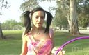 8TeenHub: Une adolescente sexy aux cheveux noirs se fait baiser et éjaculer...