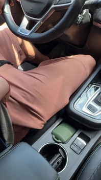 Teman wanita saya menghisap seluruh zakar saya semasa memandu