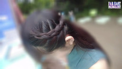 Far East pornography: Cewek sange ini lagi asik jalan-jalan sambil ciuman sperma sampai...